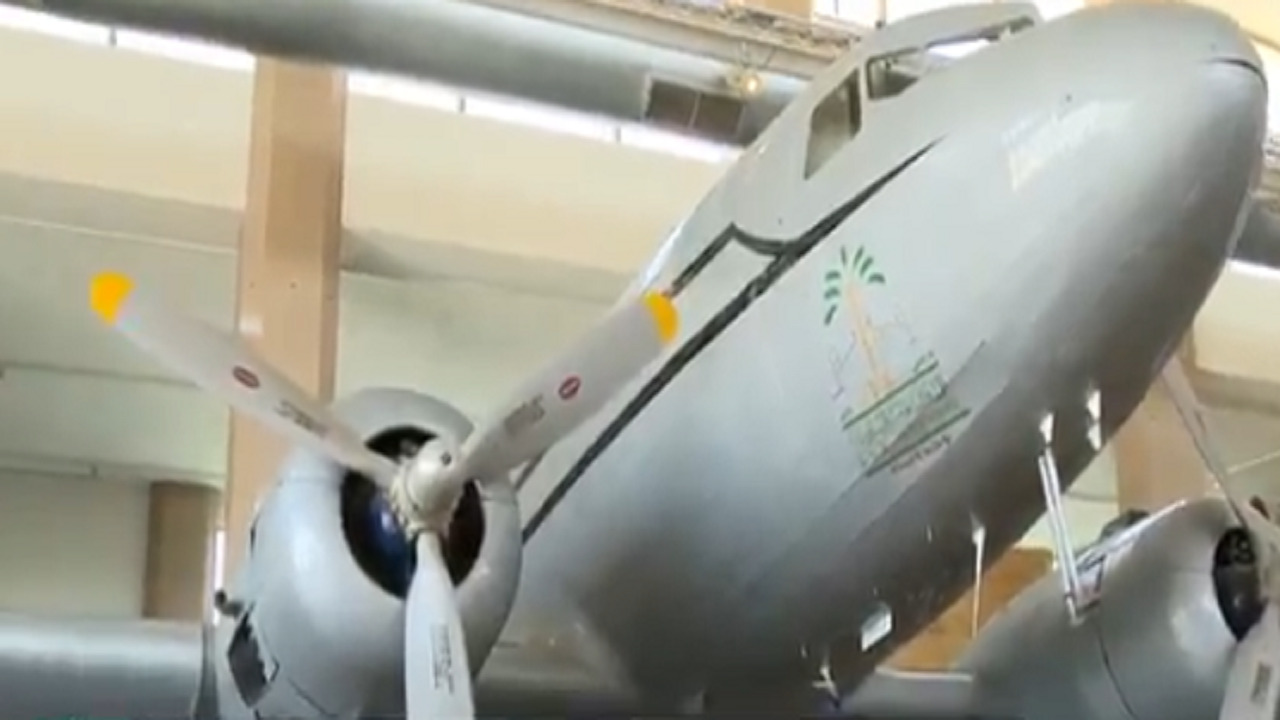 بالفيديو .. قصة أول طائرة مدنية تحلق في سماء المملكة