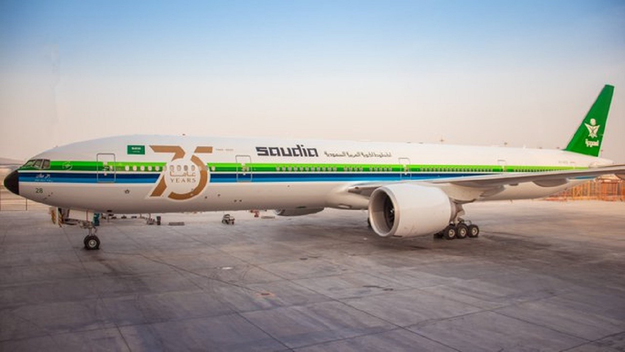 الخطوط السعودية تعيد طلاء إحدى طائراتها بشعار الثمانينات