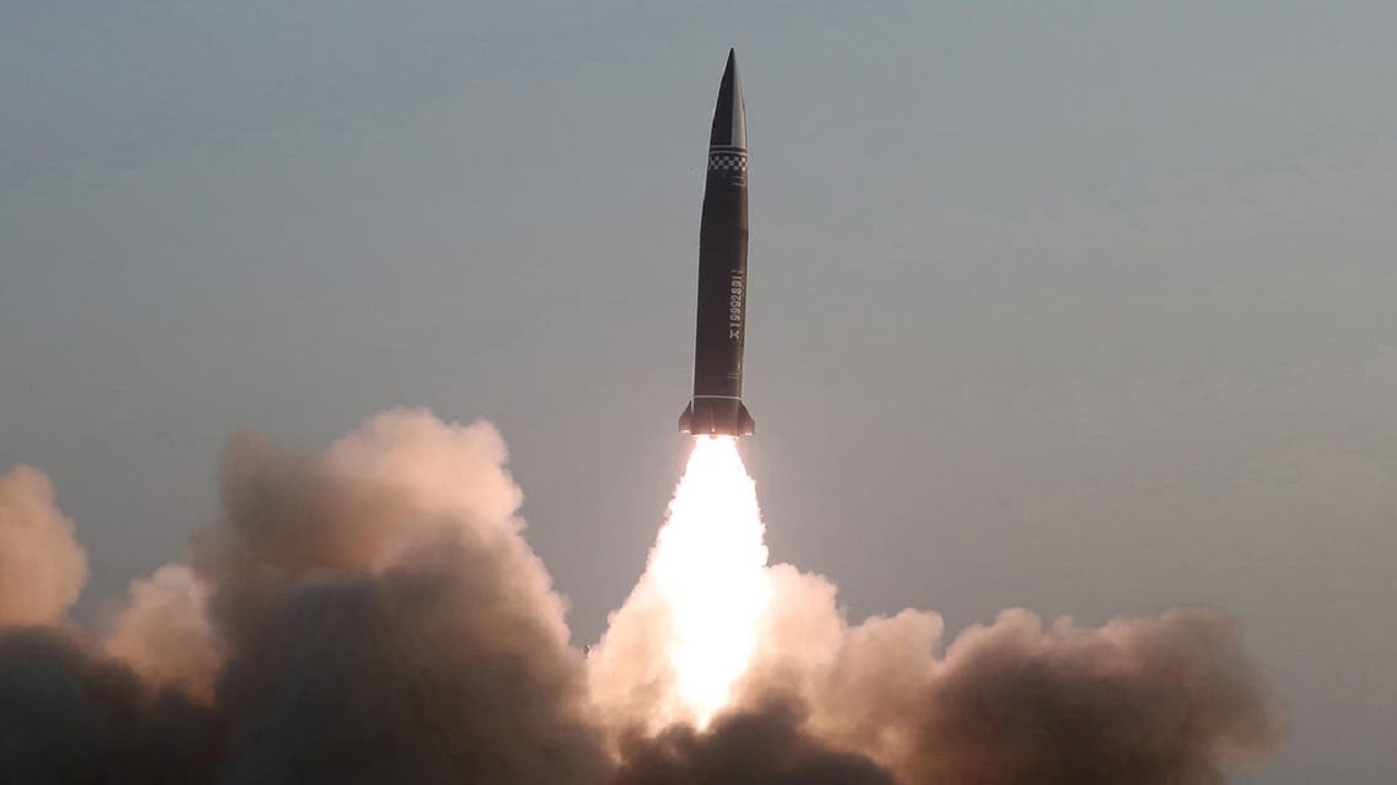 كوريا الشمالية تطلق صاروخًا يفوق سرعة الصوت