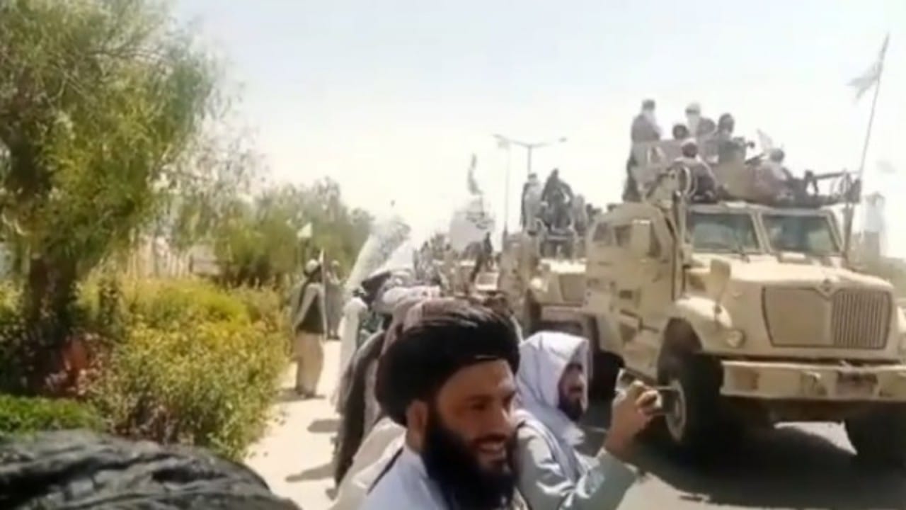 شاهد.. طالبان تقيم استعراضاً عسكرياً بالمدرعات الأمريكية في قندهار 