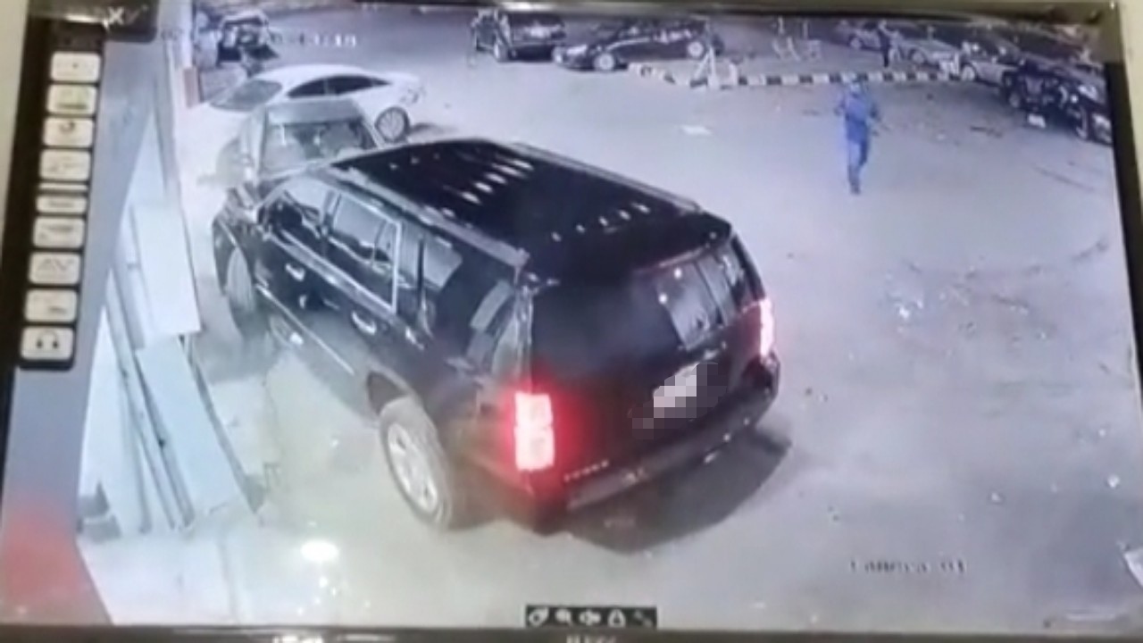 بالفيديو.. لحظة اصطدام مركبة بعدد من السيارات المتوقفة أثناء محاولة ركنها