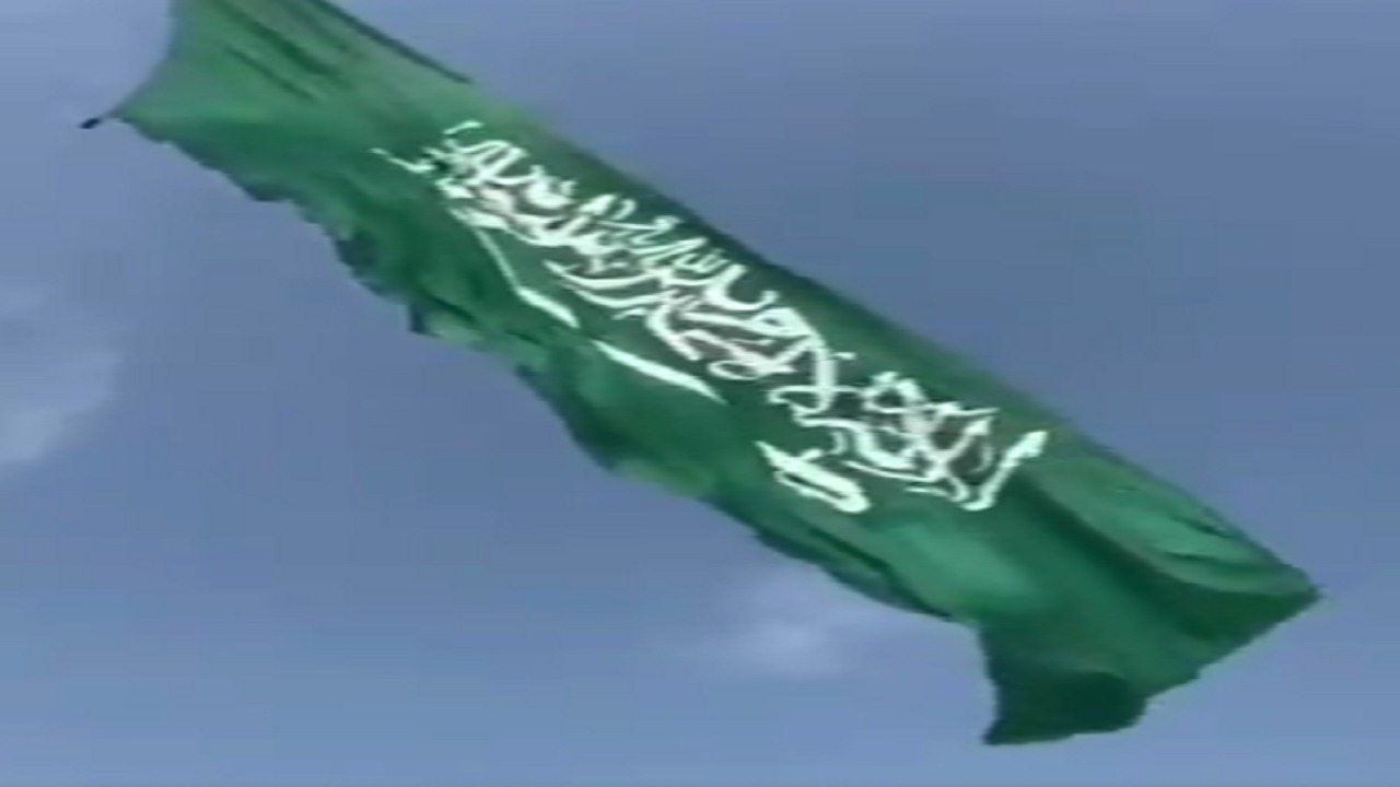 بالفيديو.. أضخم علم سعودي يُحلق في سماء جدة