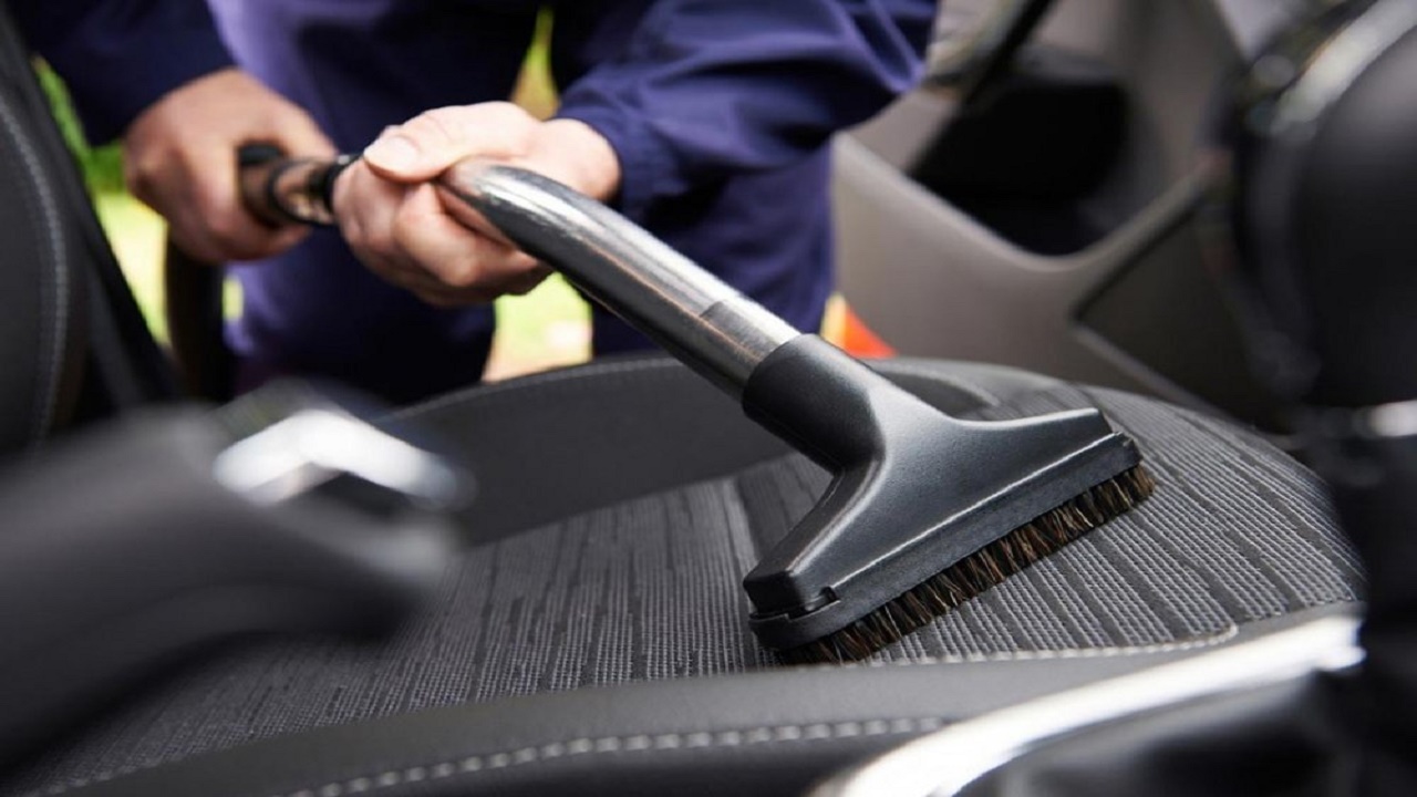خطوات تنظيف داخلية السيارة وإزالة الإتساخات الصعبة