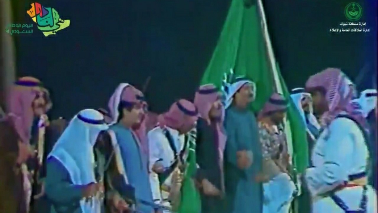شاهد.. الملك سلمان يؤدي العرضة السعودية في تبوك عام ١٤٠٨ هـ.