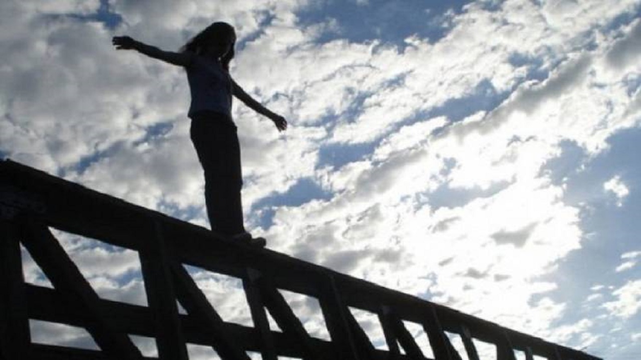 فتاة تنتحر بإلقاء نفسها من أعلى جسر &#8220;جابر الأحمد&#8221;