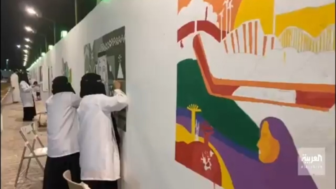 47 فنانة يصممن جدارية بطول 150 مترًا بمناسبة &#8220;اليوم الوطني&#8221; بالقريات