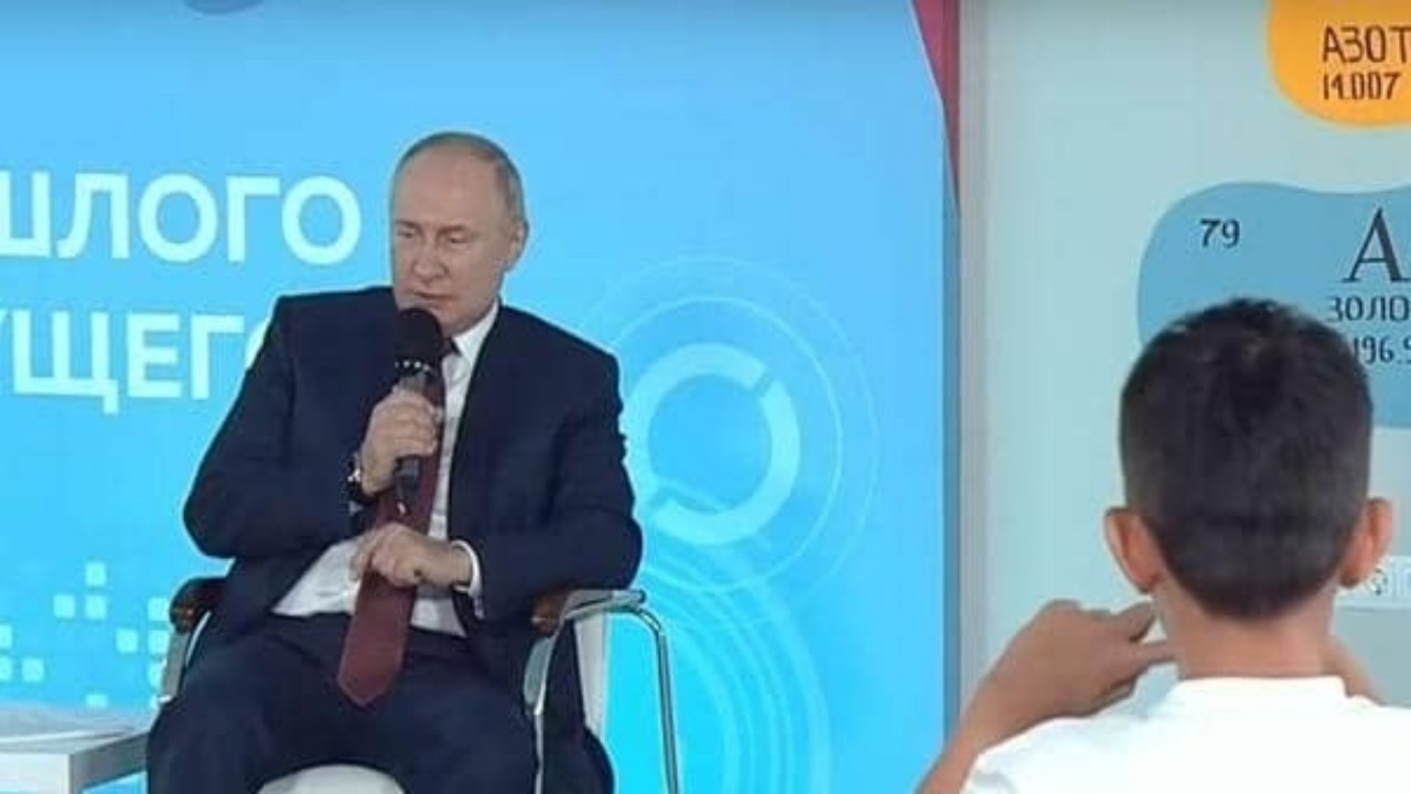 بالفيديو.. تلميذ يضع بوتين في موقف محرج