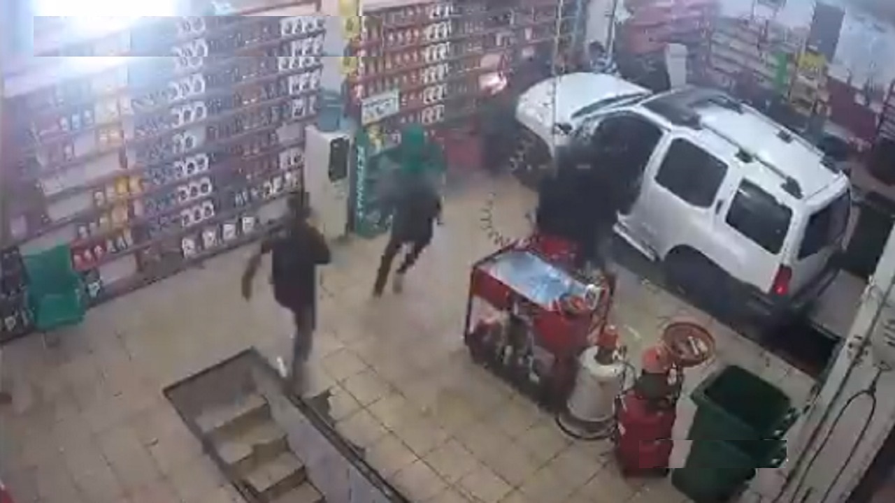 بالفيديو.. امرأة تدهس عامل بسيارتها في محل “صيانة دورية”