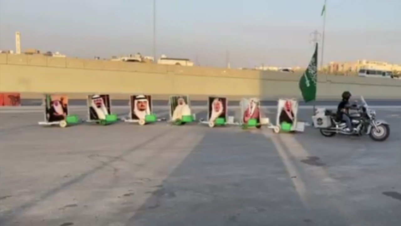 بالفيديو.. رحالة يجوب شوارع الرياض بعربات متنقلة لصور ملوك المملكة