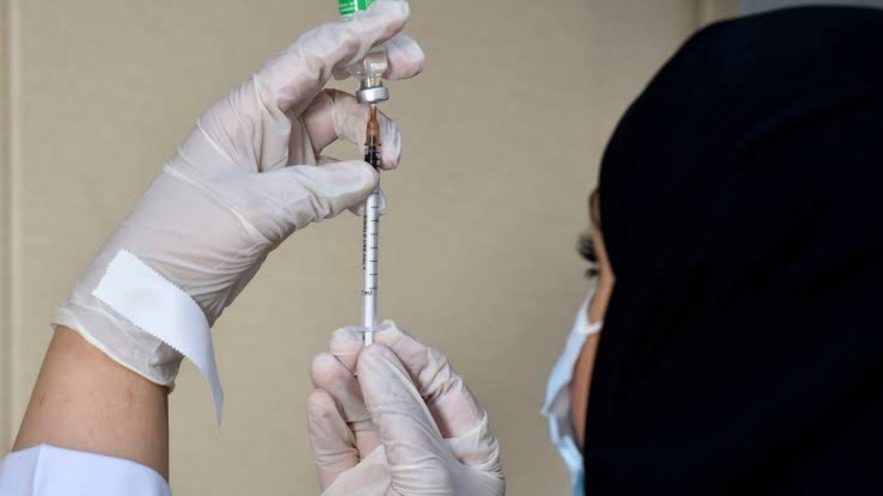 “الصحة” تعتمد خطة للتطعيم ضد كورونا بالقرى ومساكن العمال