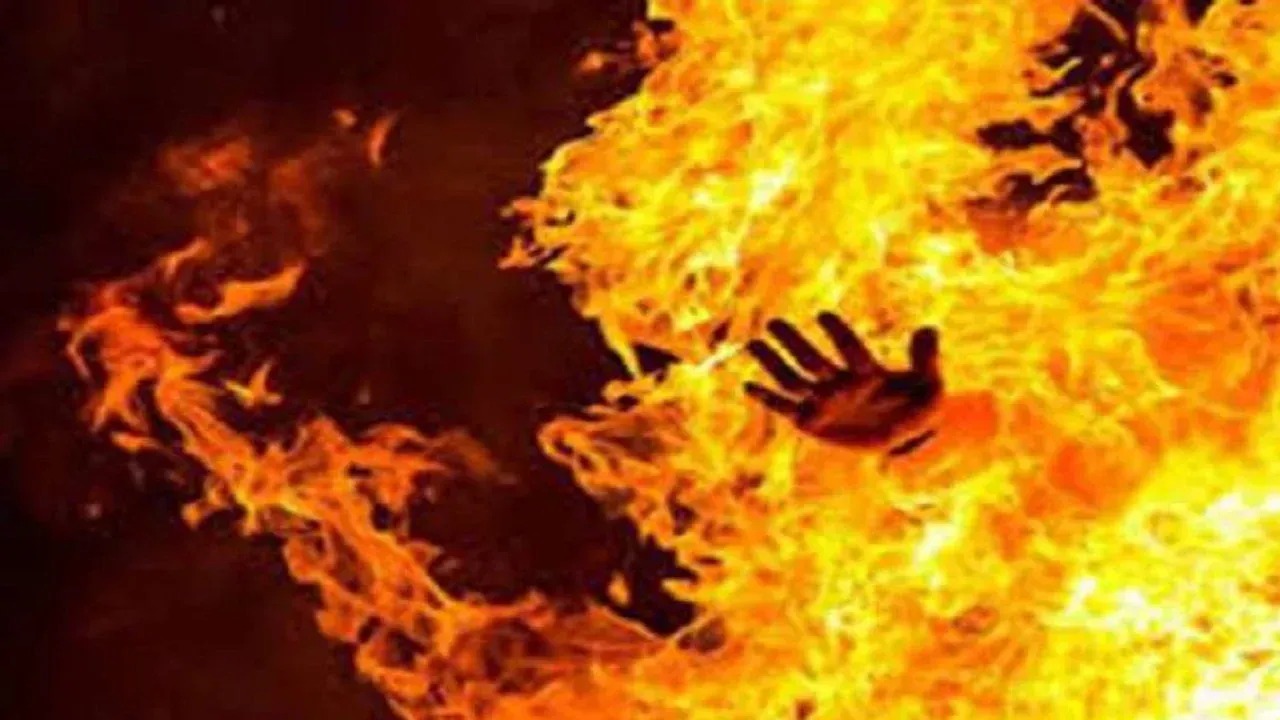 رجل يحرق زوجته بسبب منشور على &#8220;فيس بوك&#8221;