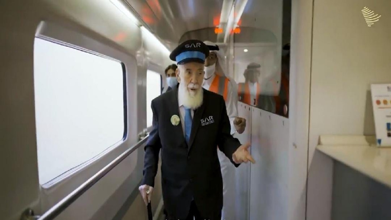 مأمور القطارات يعود للمقصورة بعد 45 عامًا ليفتح صندوق ذكرياته مع السكة الحديد
