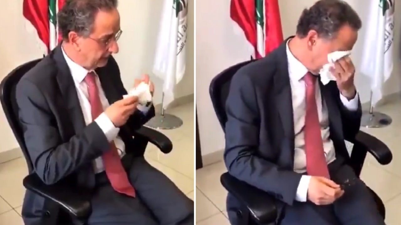 بالفيديو .. لحظة بكاء وزير لبناني أثناء تسليم الوزارة لخلفه