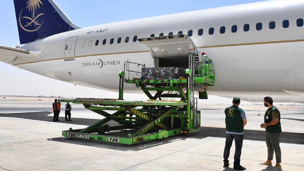 مغادرة طائرة مساعدات إلى تونس تحمل الدفعة الأولى من الأكسجين الطبي