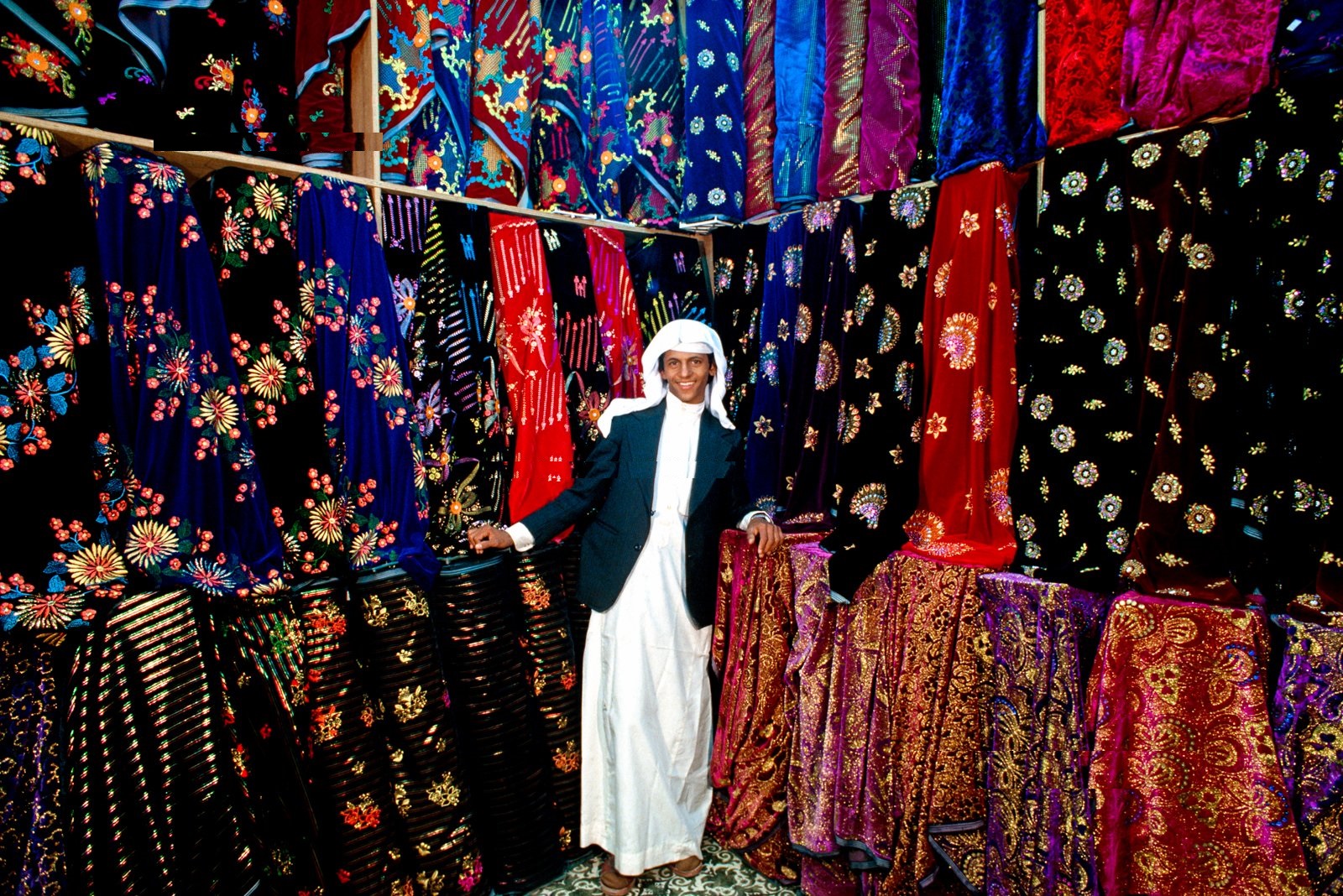 دكاكين بيع الملابس والأقمشة في نجران