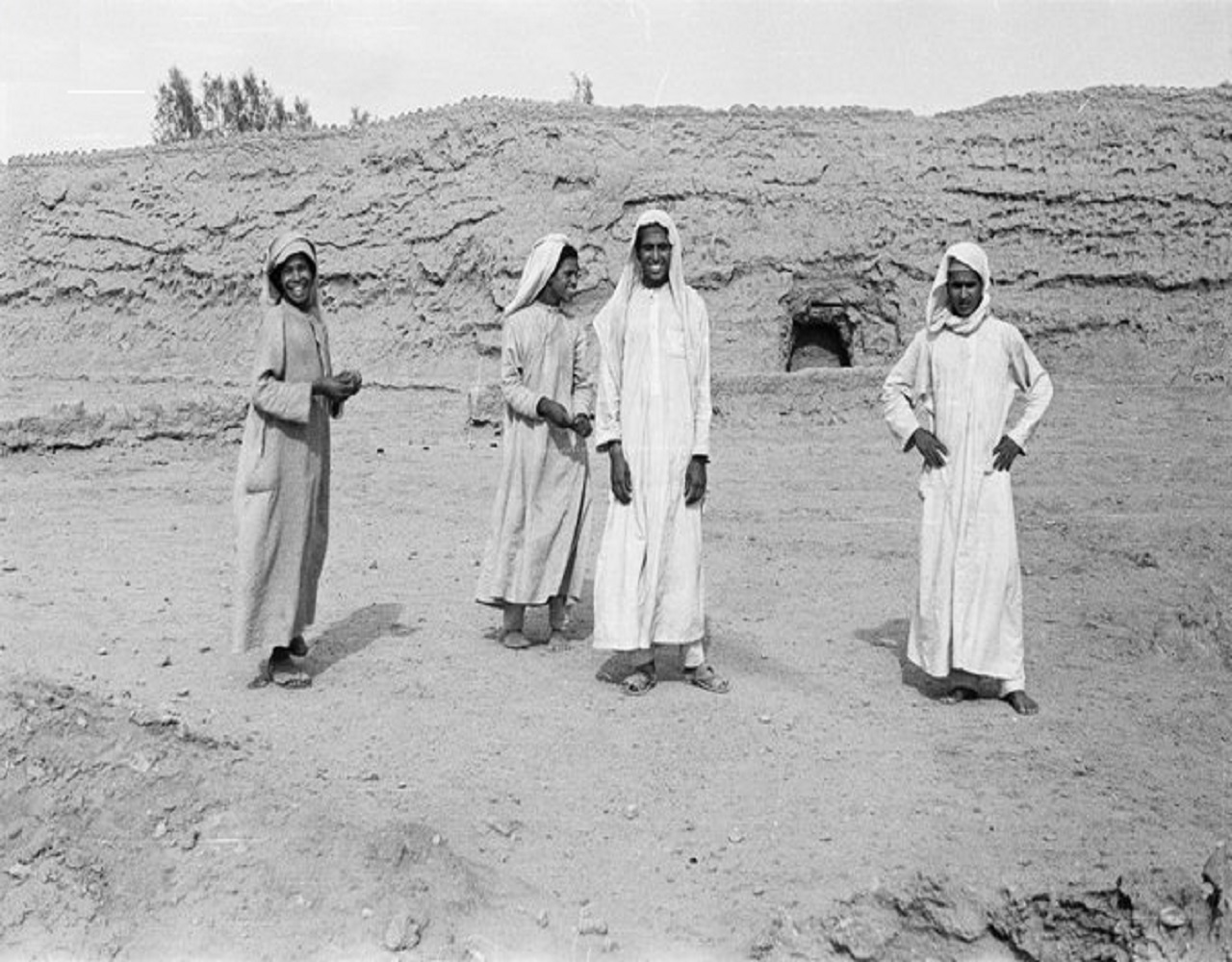 صورة لطفلين ورجلين يقفان أمام أسوار محافظة مرات قبل 76 عام