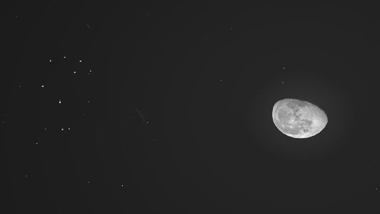 « القمر » يقترن بالشقيقات السبع الليلة