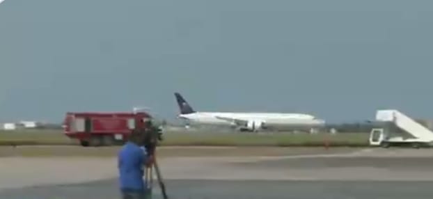 بالفيديو .. لحظة وصول طائرة المساعدات السعودية المحملة بالأكسجين الطبي إلى تونس