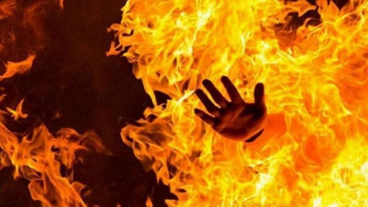 شاب يحرق نفسه أمام عائلته