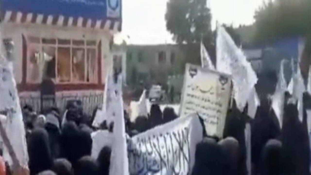 شاهد.. نساء طالبان ينظمن مظاهرة للاحتجاج على أمريكا وطالبي الحرية ويرددن &#8220;لا نريد ديمقراطية&#8221;