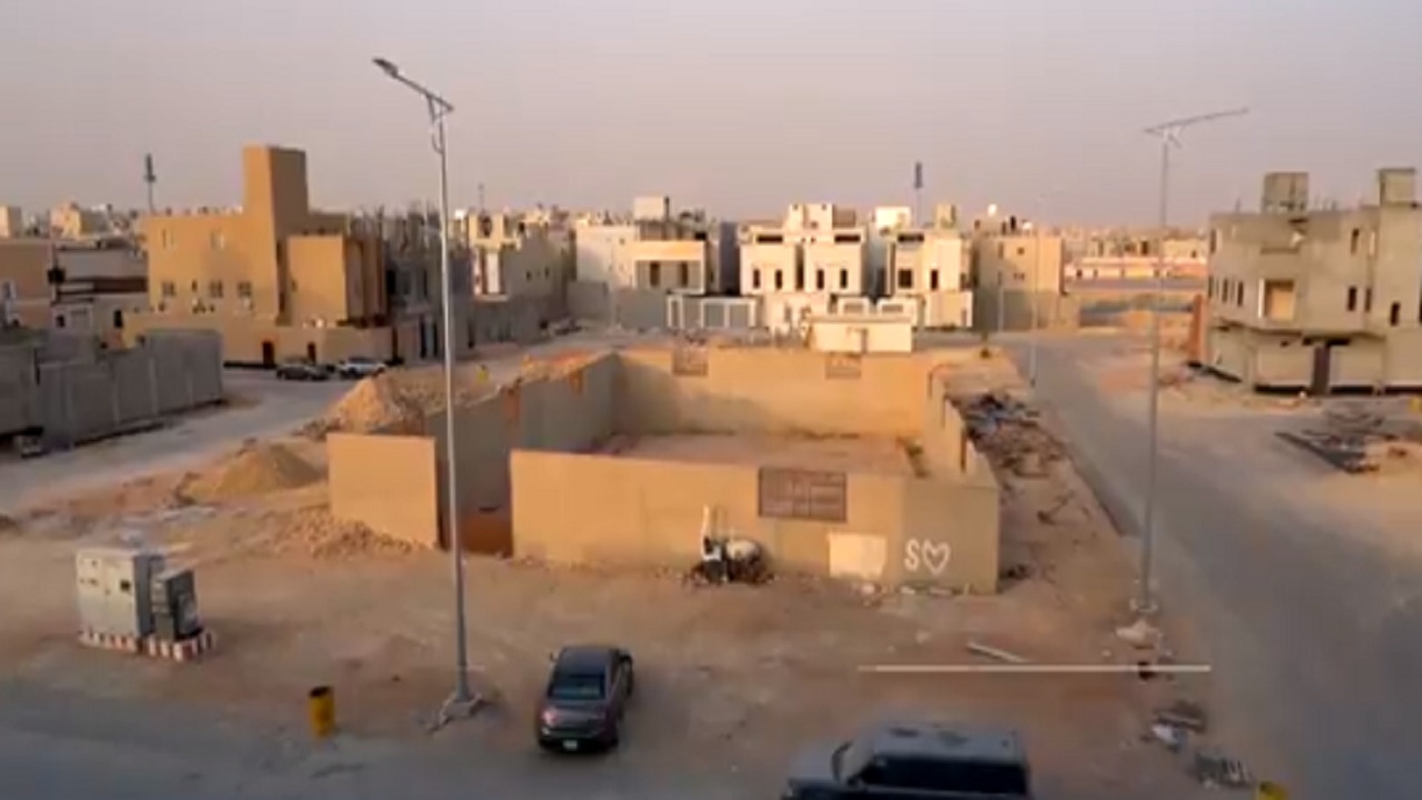 شاهد.. اكتشاف 13 قبرًا عشوائيًا بحي النرجس في الرياض
