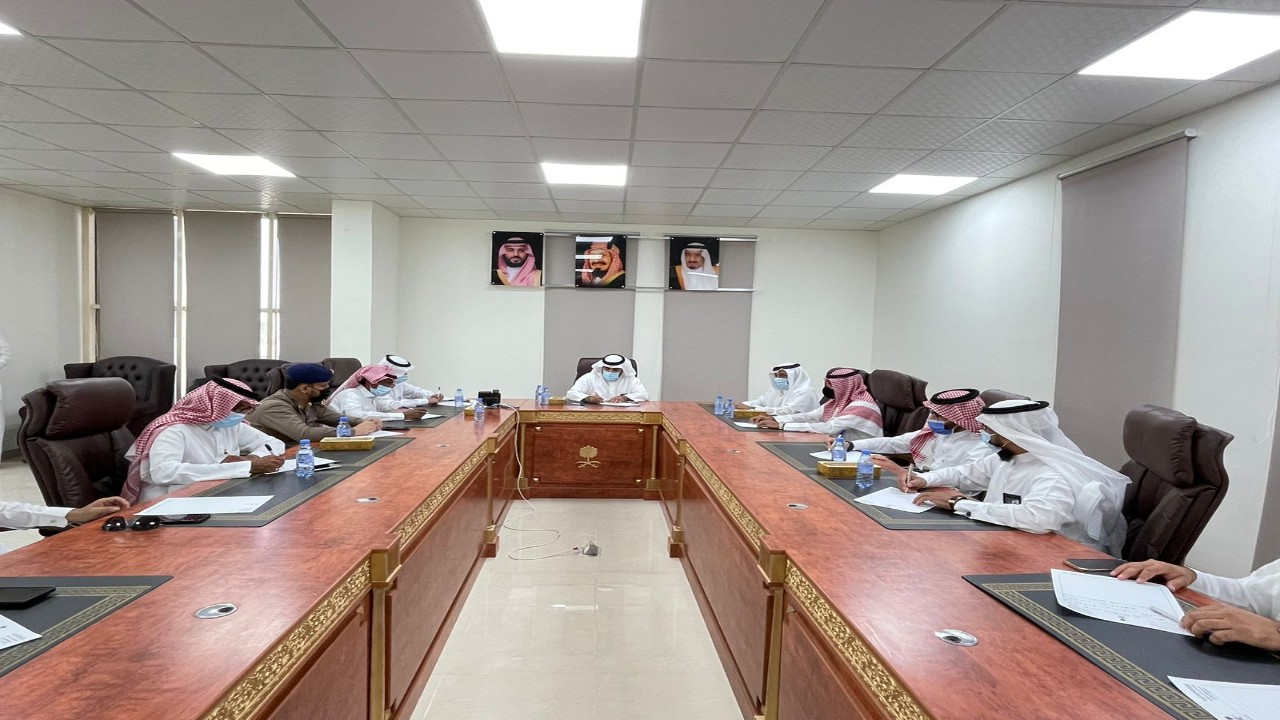 محافظ العيدابي يرأس اجتماع مع مدراء ورؤساء الدوائر الحكومية