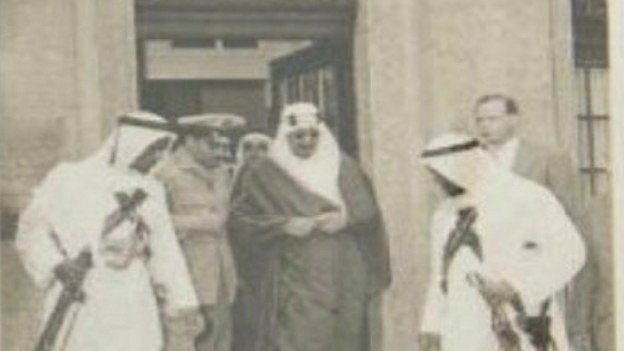 صورة نادرة للملك سعود وبرفقته أحد الضباط في بادن