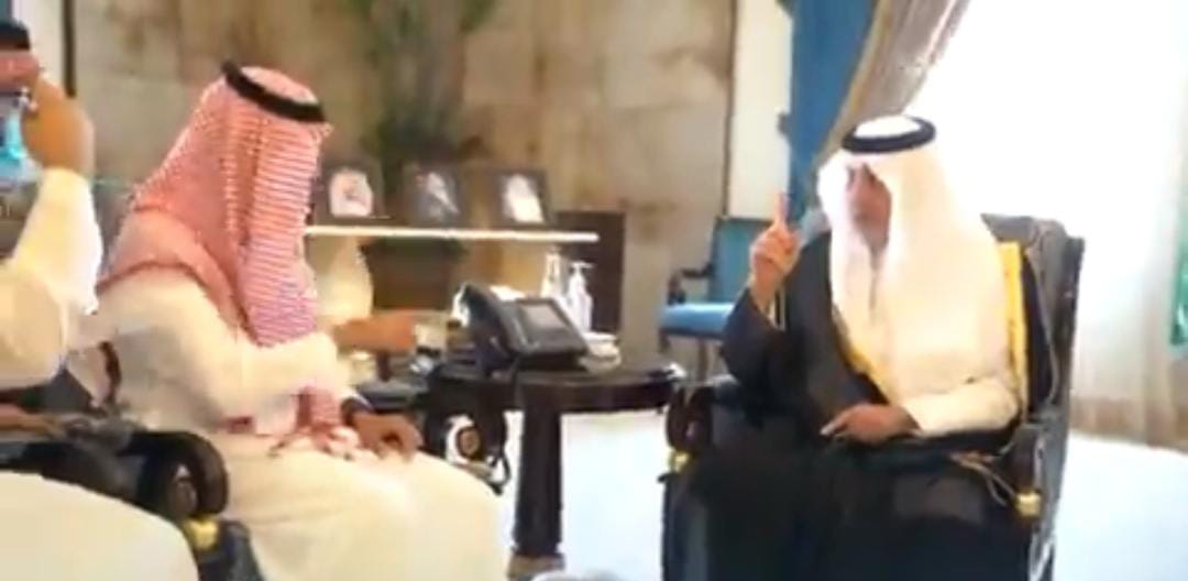 بالفيديو..  أمير مكة يتحدث بلغة الإشارة مع موظفي الإمارة من فئة الصم