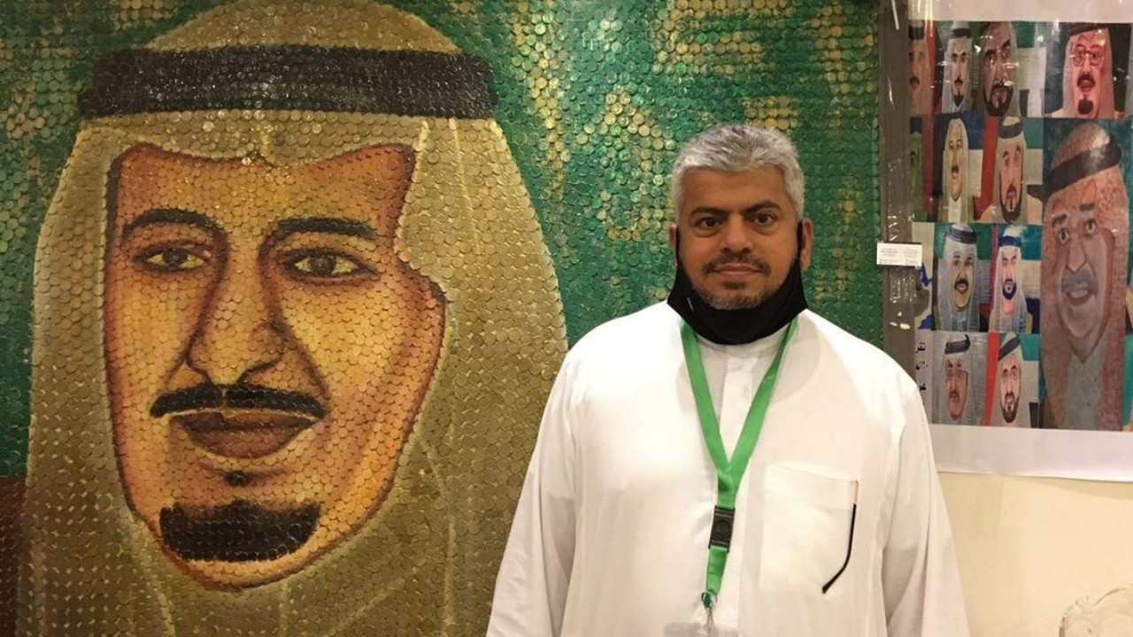 بالصور.. “سعودي” يرسم لوحات فنية للملوك بعملات معدنية نادرة