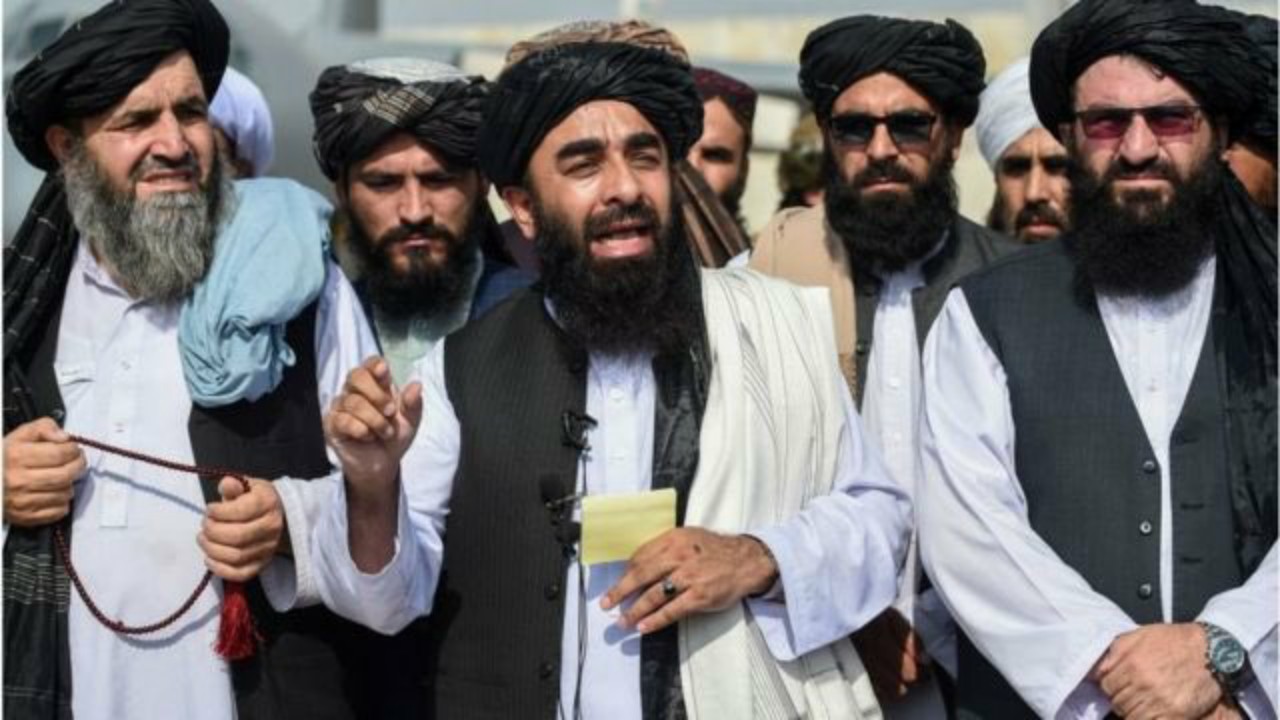 ‏”طالبان” تمنع الرجال من حلق اللحية والتدخين