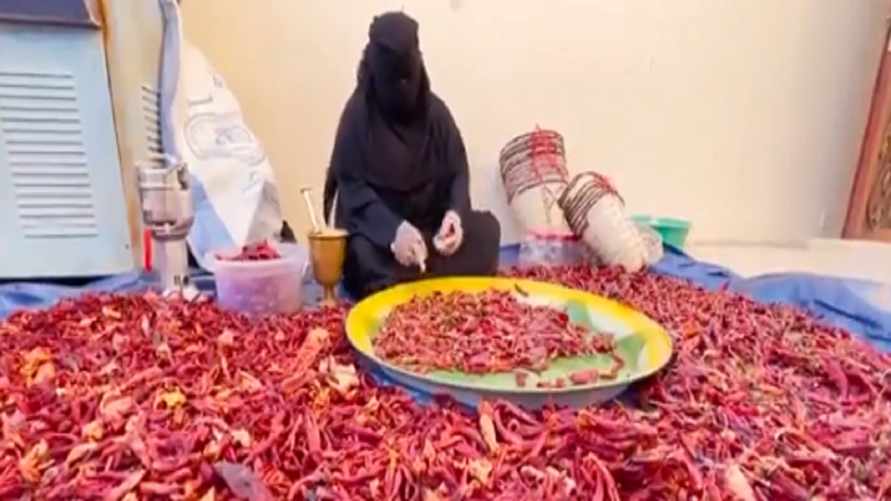 بالفيديو.. سيدات سعوديات يحترفن صناعة &#8220;الصرار&#8221; الشهيرة في حائل