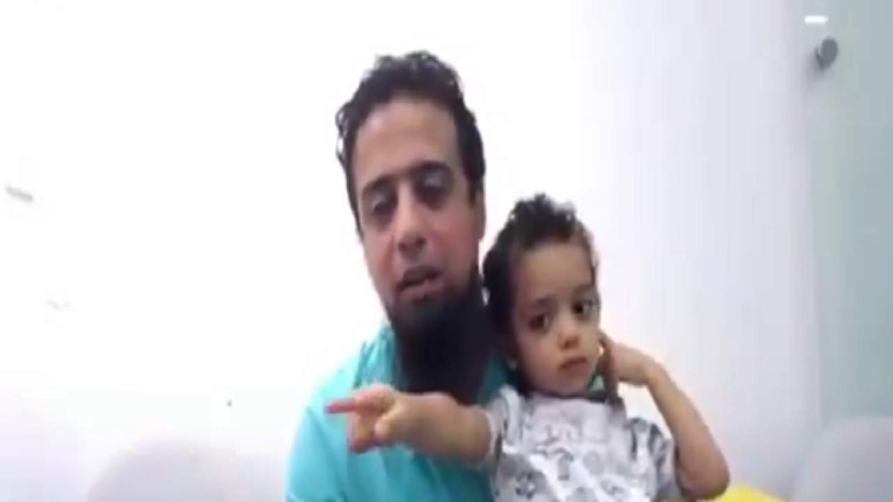 بالفيديو ..اتصال هاتفي مع الهلال الأحمر ينقذ طفلًا مصريًا من الموت
