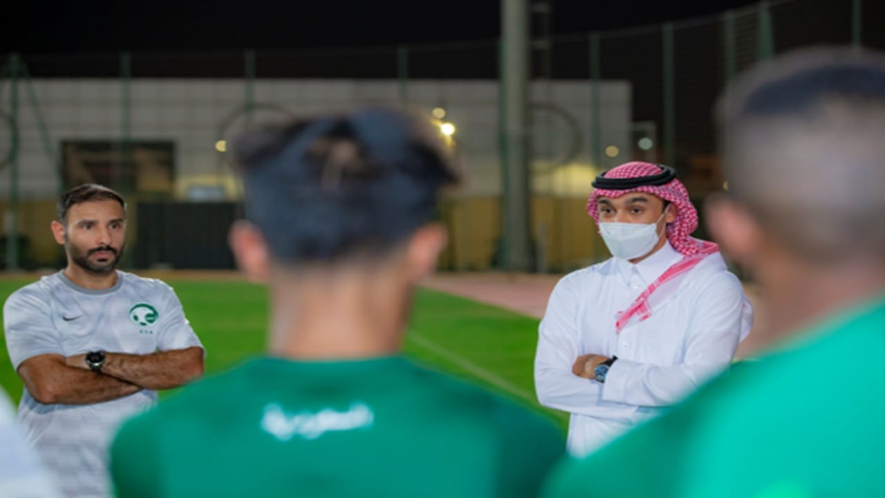وزير الرياضة للاعبي المنتخب السعودي أثناء تدريبهم للاستعداد لمواجهة عمان:” موفقين يا أبطال”
