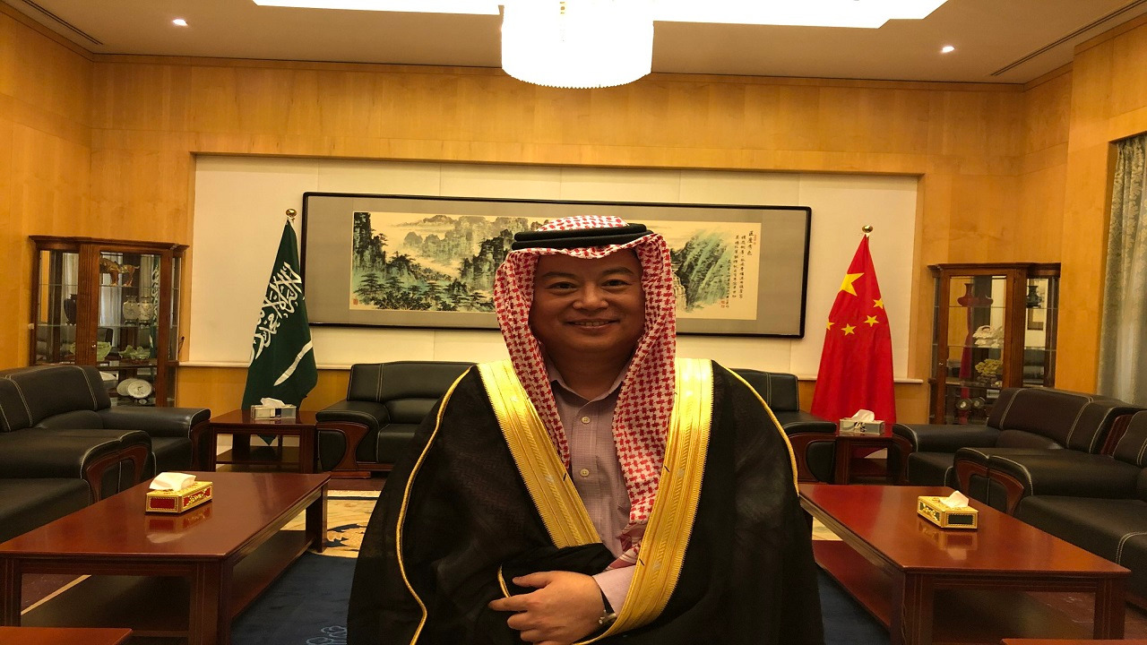 السفير الصيني في المملكة: جالس أتعلم لبس البشت