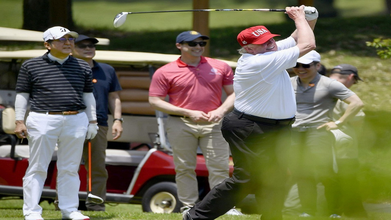 بالفيديو .. ترامب يسخر من بايدن في ملعب الغولف