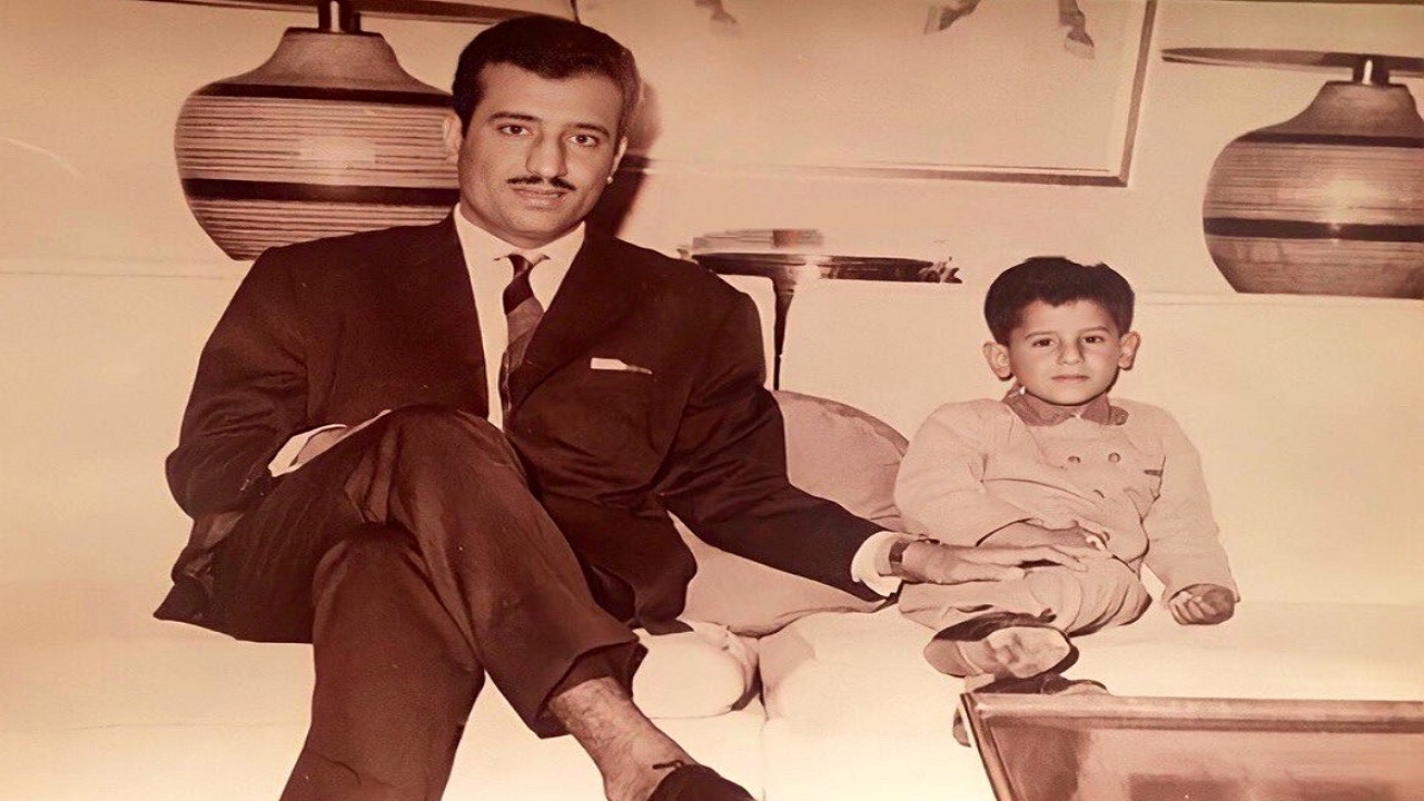 صورة نادرة للملك سلمان بـ &#8220;البدلة&#8221; مع نجله الأمير عبد العزيز في طفولته