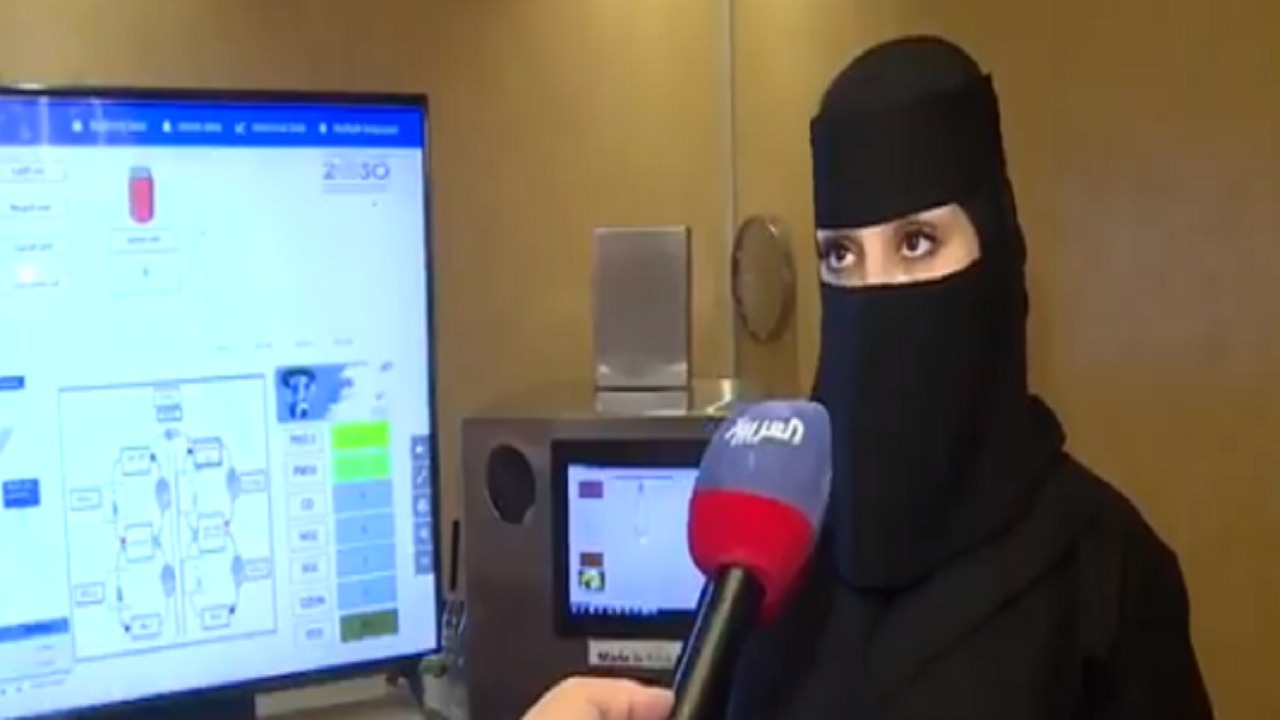 بالفيديو.. شابة سعودية تبتكر آلة رقمية لفرز العلب البلاستيكية لإعادة تدويرها