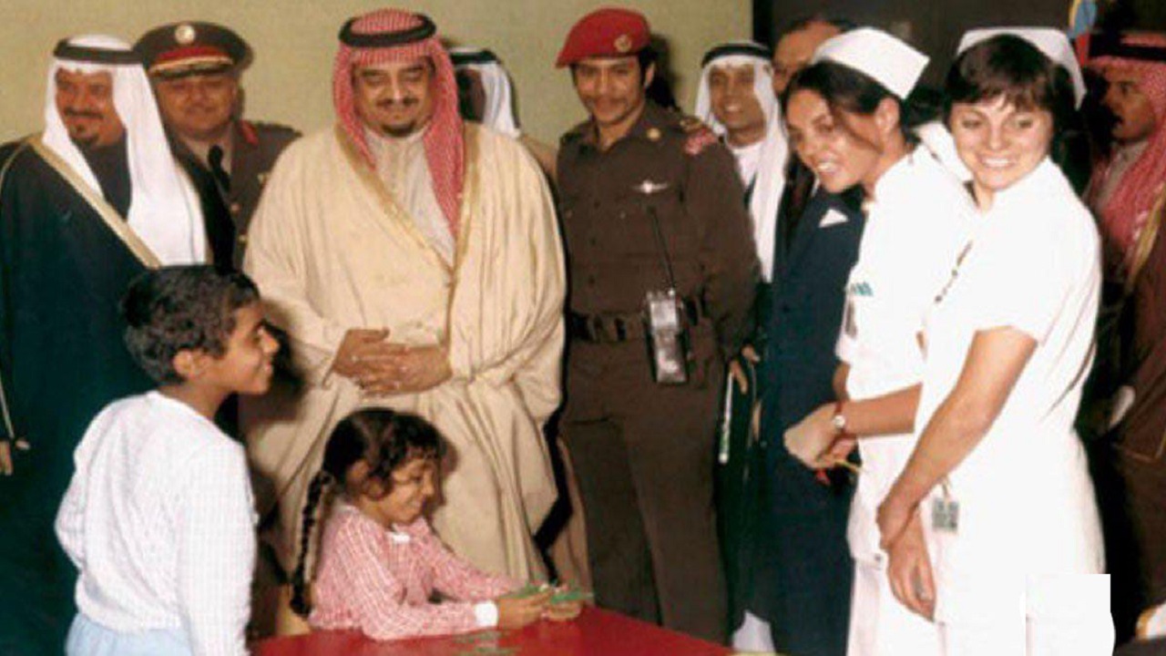 صورة نادرة للملك فهد أثناء زيارته المستشفى العسكري في الرياض