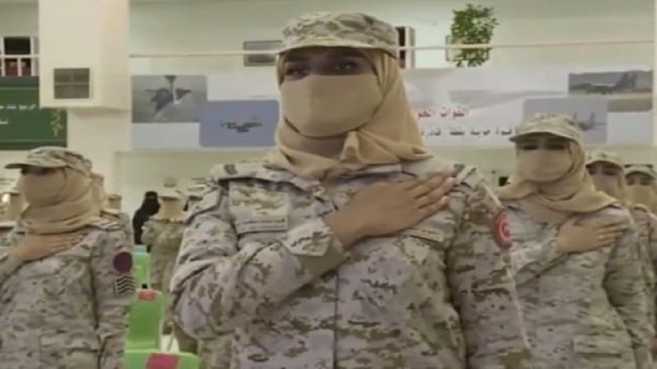شاهد.. تخريج أول دفعة من مركز تدريب الكادر النسائي للقوات المسلحة السعودية