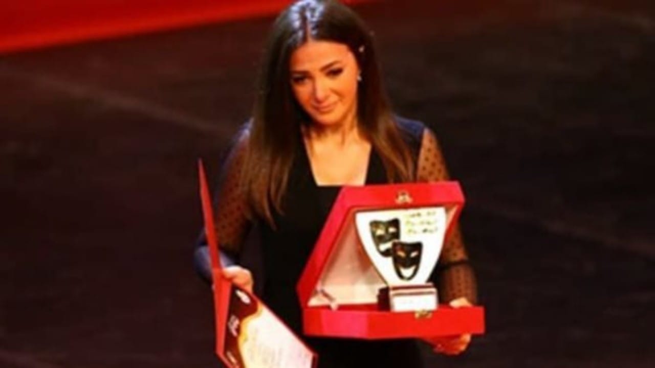 شاهد.. دنيا سمير غانم تبكي أثناء استلام تكريم والديها في المسرح القومي