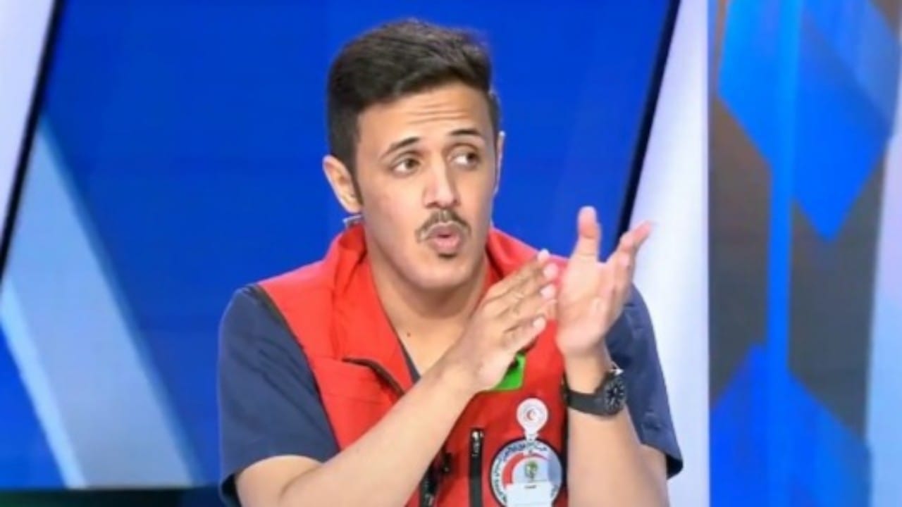 بالفيديو: مسعف يوضح كيفية إنقاذ مريض أصيب بـ”غصة” 