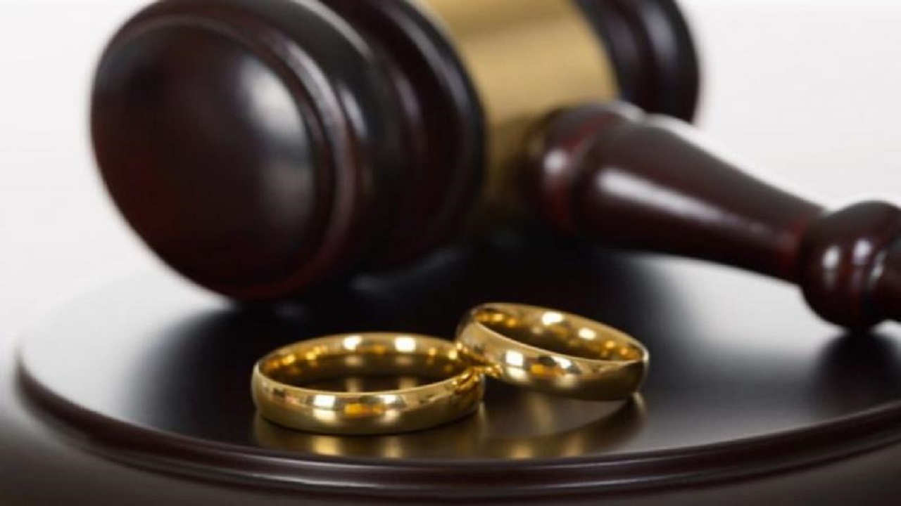 رجل يتهم زوجته بـ “الشذوذ” في دعوى طلاق