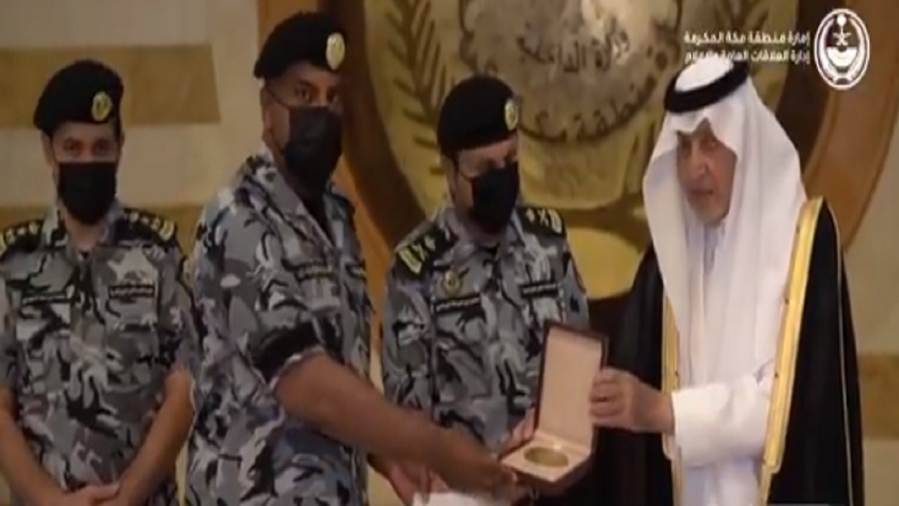 بالفيديو.. أمير مكة يكرم الجندي فايز الغامدي نظير موقفه الإنساني مع &#8220;معتمر&#8221;