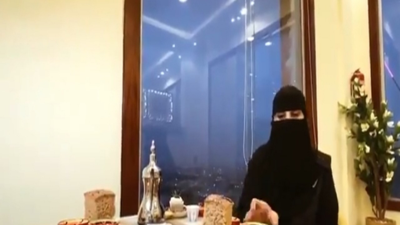 بالفيديو.. مواطنة تفتتح مطعما وتطور أكلاتها الشعبية للوصول إلى العالمية في الباحة