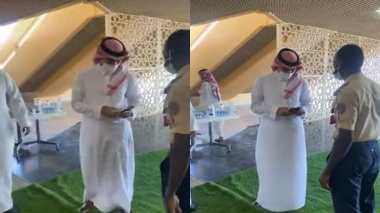 بالفيديو.. وزير الرياضة يمتثل لحارس أمن طلب إبراز حالته الصحية عبر “توكلنا”