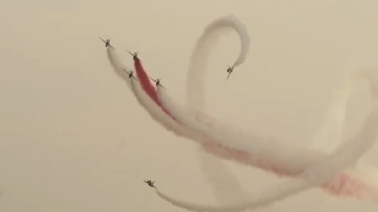 بالفيديو .. طائرات فريق الصقور تزين سماء جدة احتفالا باليوم الوطني