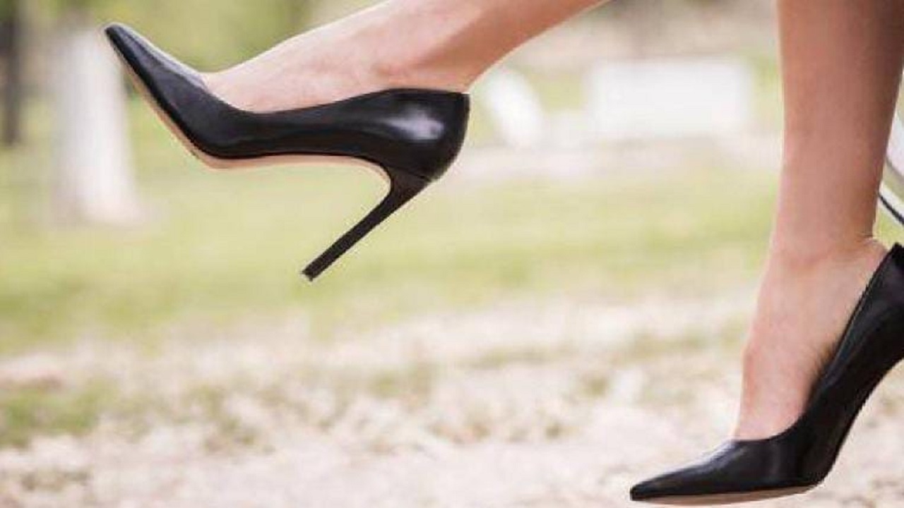 طبيب يكشف خطورة ارتداء النساء أحذية الكعب بعد إصابتهن بكورونا