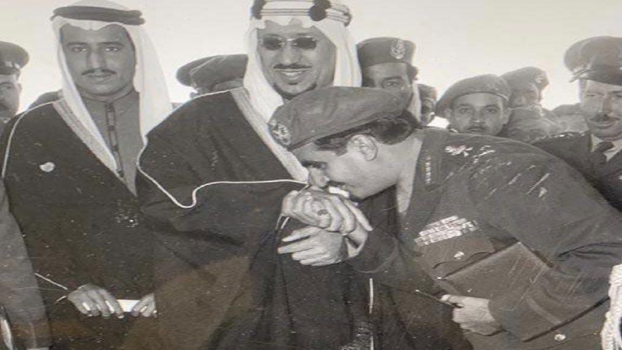 صورة نادرة تجمع الملك سلمان بالملك سعود خلال افتتاح ‎كلية الملك عبدالعزيز الحربية