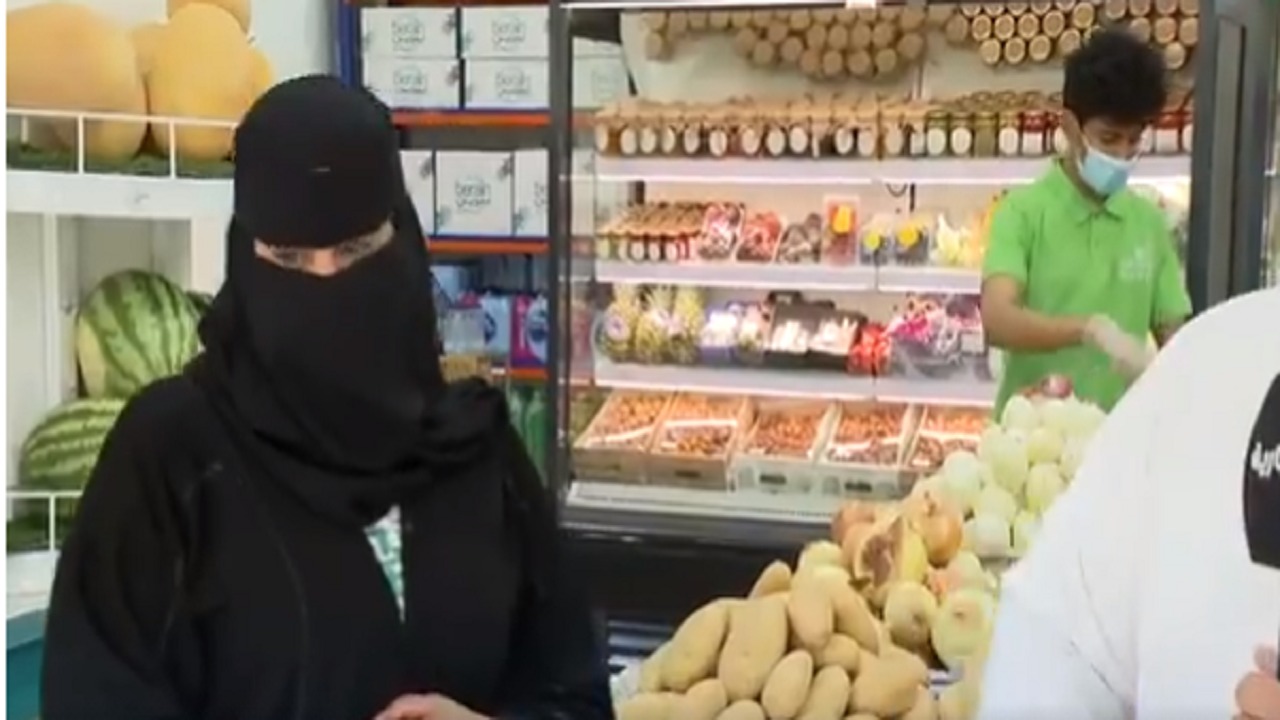 بالفيديو.. مواطنة تتوسع بمشروعها الخاص بمجال الخضار والفواكه