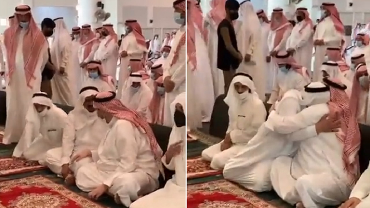 بالفيديو .. أمير الرياض بالنيابة يحتضن أخاه الأمير عبدالعزيز ويواسيه في وفاة والدته